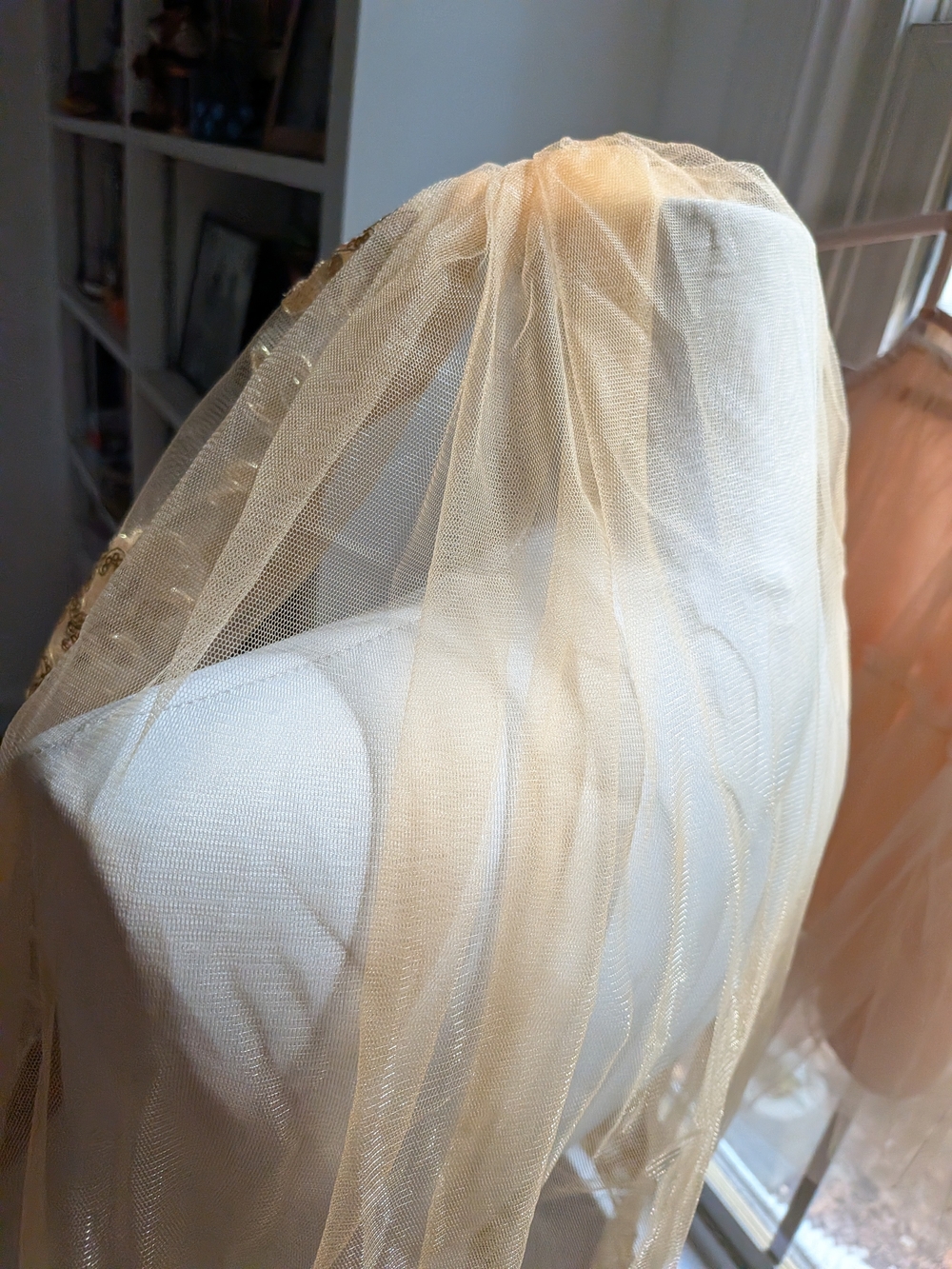 Gold Sequined Veil - Picture 5 of 11